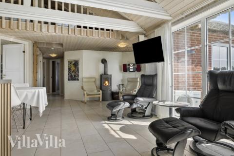 Opholdsrum med plads til 15 i luksushus nr. 675.