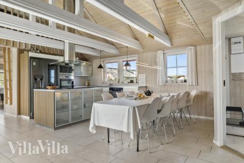 Det store lyse opholdrum i luksushus nr. 675 til 15.