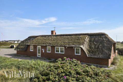 I Vestjylland ligger dette fine poolhus nr. 675 med plads til 15 personer.