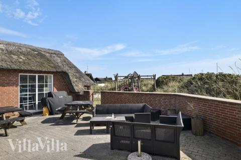 Luksushus nr. 675 har en dejlig terrasse med gode havemøbler til 15 personer.