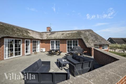 Nyd en grillaften på terrassen i luksushus nr. 675 i Vestjylland