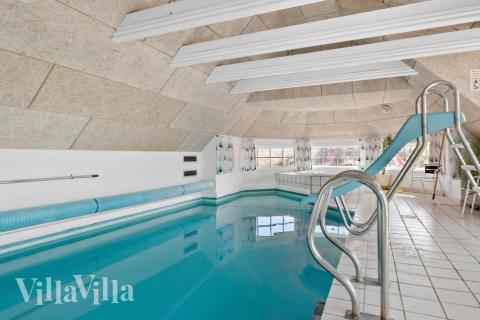 Sommerhus 675 er indrettet med en lækker poolafdeling med vandrutsjebane, dejlig stor indbygget spabad og sauna