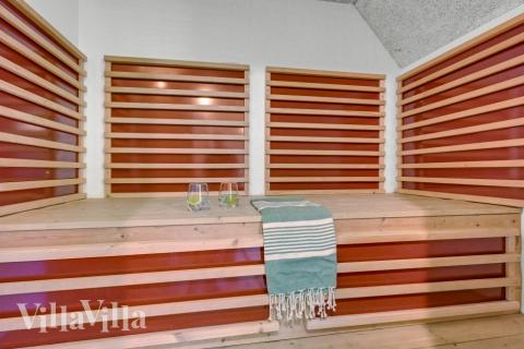 Nyd varmen i saunaen i luksushus nr. 677 til 16 personer