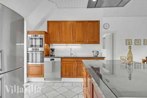 Køkkenet i luksushus nr. 677 er udstyrret, så I let kan lave mad til 16 personer.