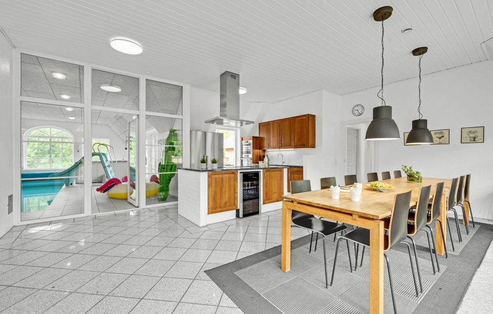 Det store lyse opholdrum i luksushus nr. 677 til 16.