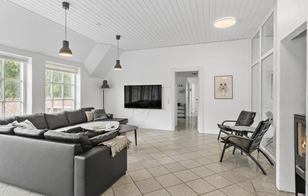 Sofaen i luksushus 677 i Vestjylland indbyder til brætspil eller at se en film sammen.