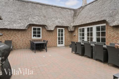 Nyd en grillaften på terrassen i luksushus nr. 677 i Vestjylland