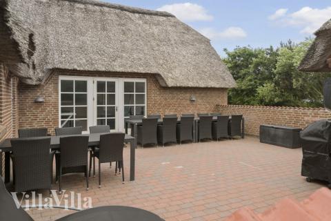 Luksushus nr. 677 har en dejlig terrasse med gode havemøbler til 16 personer.