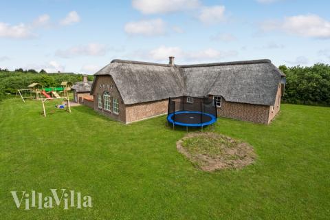 Flot sommerhus nr. 677 med god plads til op til 16 personer