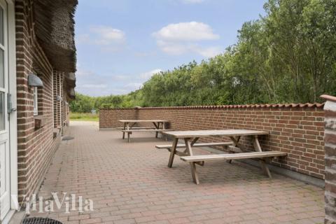 På terrassen i sommerhus nr. 677 er der plads til 16 personer.