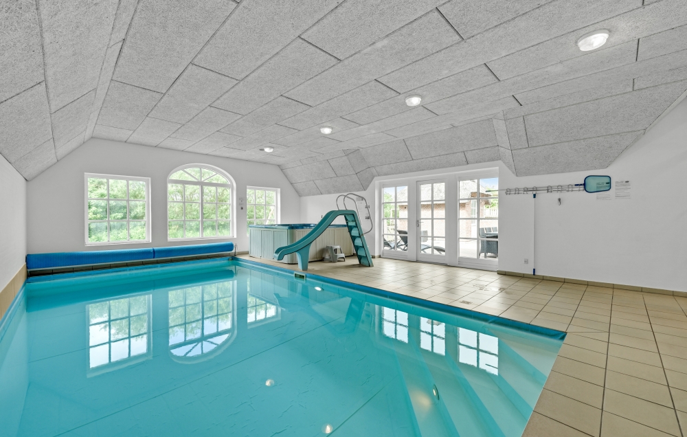 Sommerhus 677 er indrettet med en lækker poolafdeling med vandrutsjebane, dejlig stor indbygget spabad og sauna