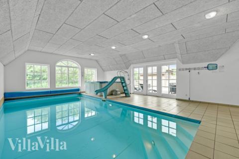 Sommerhus 677 er indrettet med en lækker poolafdeling med vandrutsjebane, dejlig stor indbygget spabad og sauna