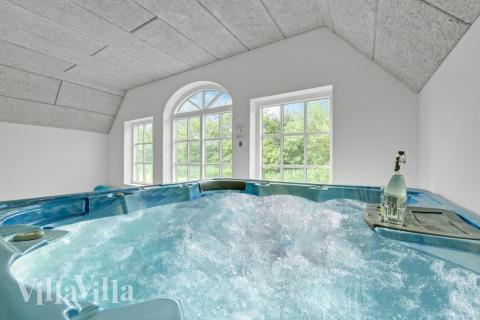 Nyd varmen i spaen i luksushus nr. 677 i Vestjylland