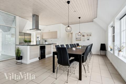 Det store lyse opholdrum i luksushus nr. 678 til 16.