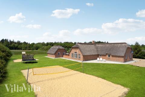 I det attraktive aktivitesrum i luksushus nr. 678 i Vestjylland  er der masser af udendørs aktiviteter, f.eks. legetårn og gynge