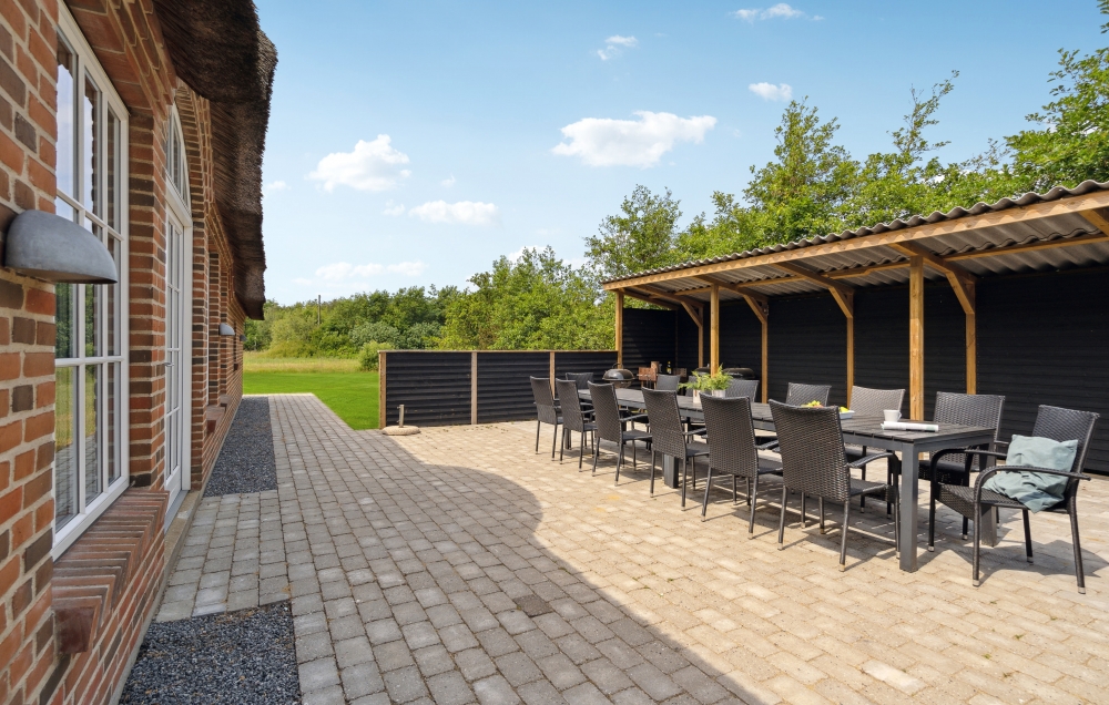 Nyd en grillaften på terrassen i luksushus nr. 678 i Vestjylland