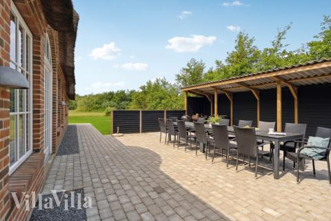 Nyd en grillaften på terrassen i luksushus nr. 678 i Vestjylland