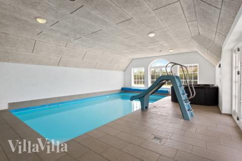 Den lækre pool i luksushuse nr. 678 til 16 personer