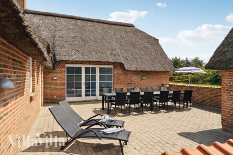 Luksushus nr. 678 har en dejlig terrasse med gode havemøbler til 16 personer.