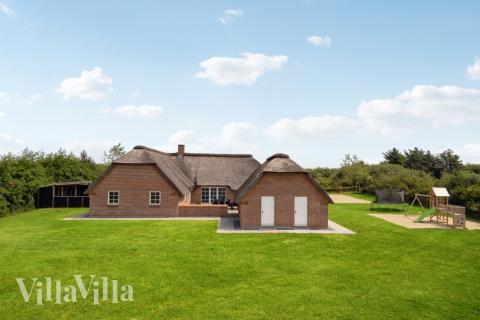 Dette skønne poolhus nr. 678 med plads til 16 personer ligger i Vestjylland