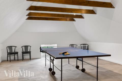 Aktivitetsrum i luksushus nr. 679 med 9 soveværelser og plads til 22 personer.