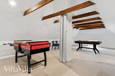 Luksushus 679 til 22 personer byder på et stort aktivitetsrum med bl.a. billard og dart