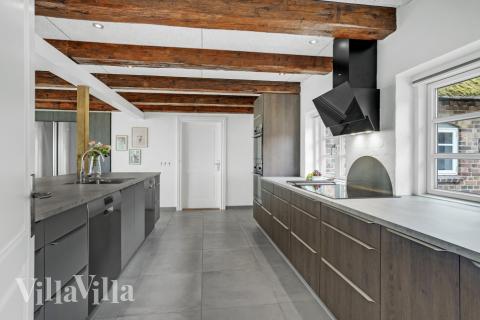 Køkkenet i luksushus nr. 679 er udstyrret, så I let kan lave mad til 22 personer.