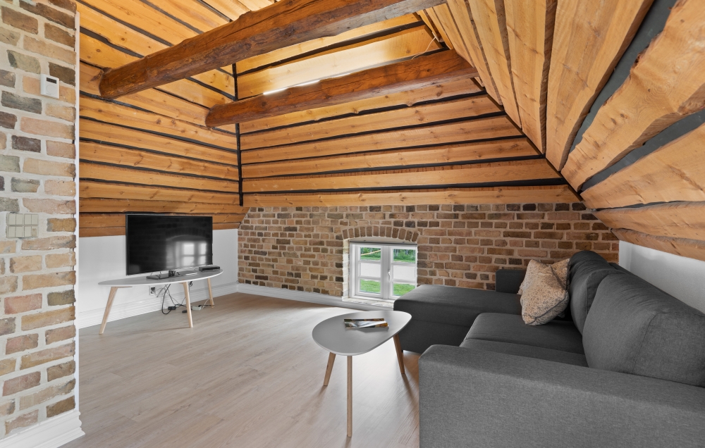 Der er mulighed for hygge i sommerhusets sofaarrangement, når I besøger luksushus nr. 679
