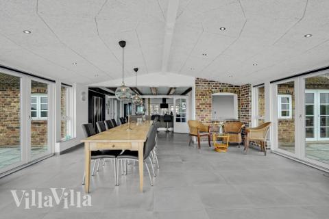 Det store lyse opholdrum i luksushus nr. 679 til 22.