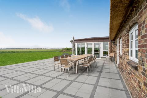 På terrassen i sommerhus nr. 679 er der plads til 22 personer.