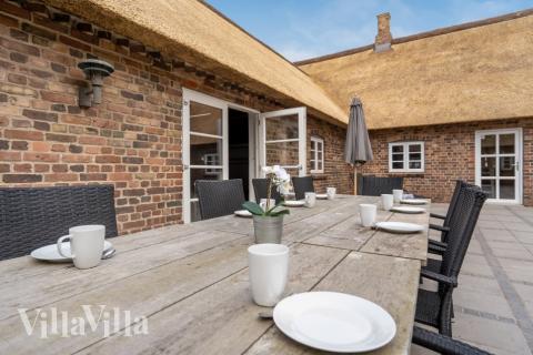 Luksushus nr. 679 har en dejlig terrasse med gode havemøbler til 22 personer.