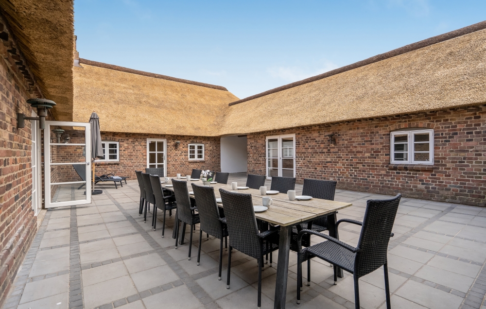 Nyd en grillaften på terrassen i luksushus nr. 679 i Vestjylland
