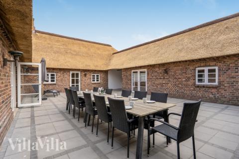 Nyd en grillaften på terrassen i luksushus nr. 679 i Vestjylland