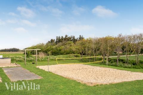 I det attraktive aktivitesrum i luksushus nr. 679 i Vestjylland  er der masser af udendørs aktiviteter, f.eks. legetårn og gynge