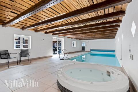 Den lækre pool i luksushuse nr. 679 til 22 personer