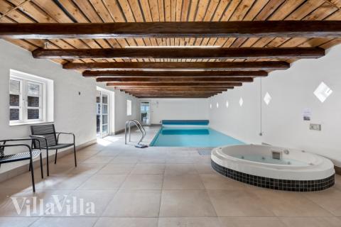 Sommerhus 679 er indrettet med en lækker poolafdeling med vandrutsjebane, dejlig stor indbygget spabad og sauna