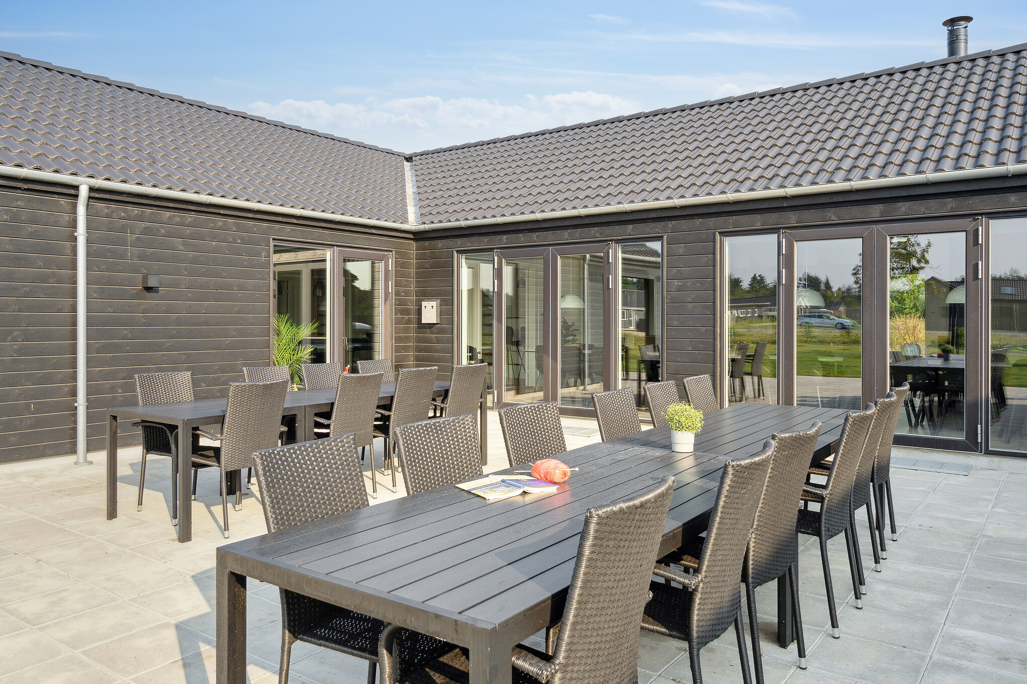 Luksushus nr. 814 har en dejlig terrasse med gode havemøbler til 26 personer.