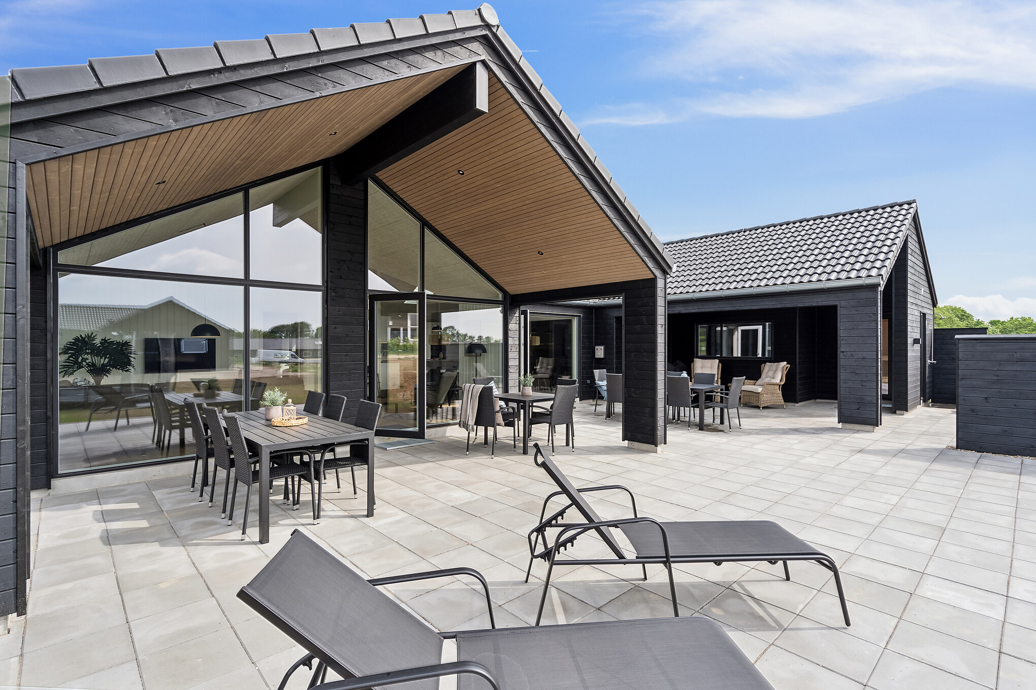 Luksushus nr. 817 har en dejlig terrasse med gode havemøbler til 24 personer.
