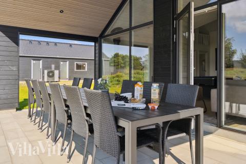 Luksushus nr. 826 har en dejlig terrasse med gode havemøbler til 18 personer.