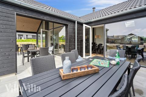 Luksushus nr. 832 har en dejlig terrasse med gode havemøbler til 18 personer.
