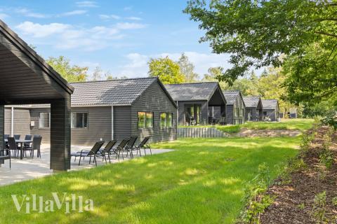 På terrassen i sommerhus nr. 802 er der plads til 16 personer.