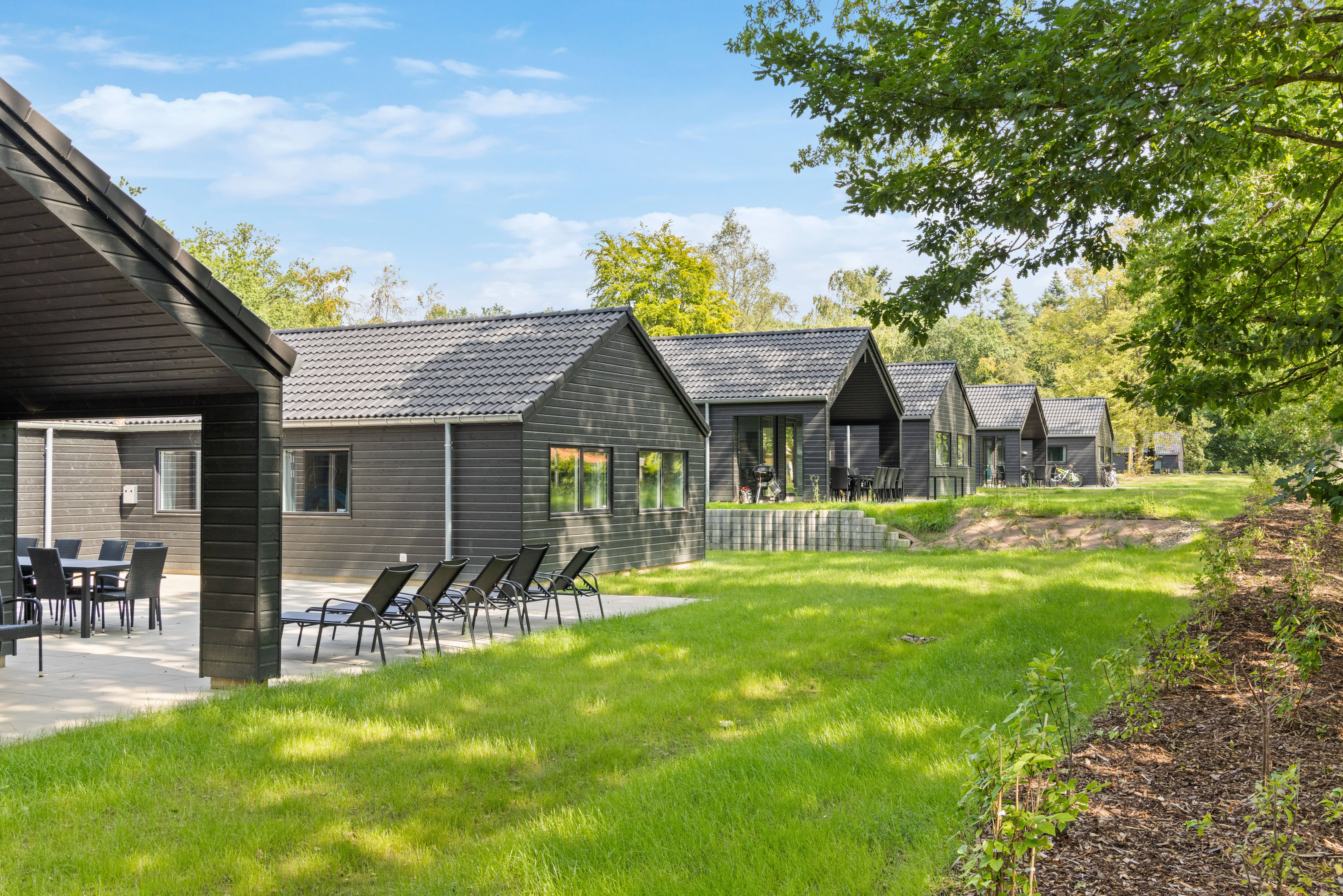 På terrassen i sommerhus nr. 808 er der plads til 20 personer.