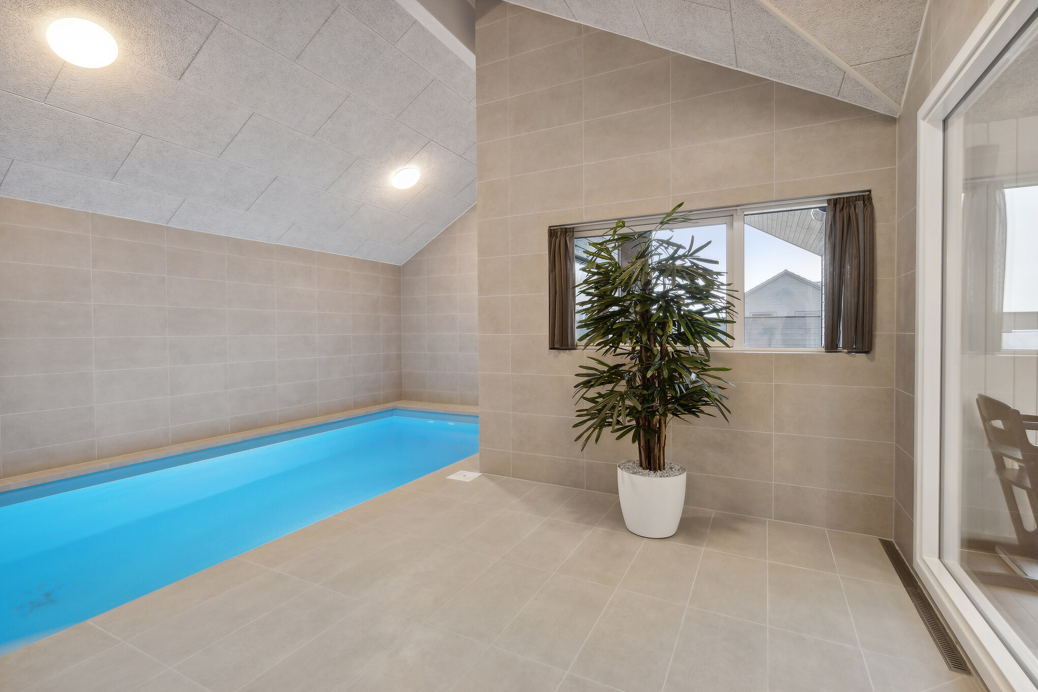 Sommerhus 647 er indrettet med en lækker poolafdeling med vandrutsjebane, dejlig stor indbygget spabad og sauna