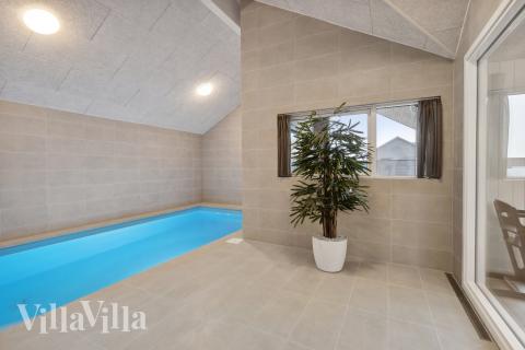 Sommerhus 647 er indrettet med en lækker poolafdeling med vandrutsjebane, dejlig stor indbygget spabad og sauna