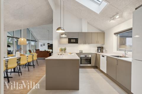 Køkkenet i luksushus nr. 647 er udstyrret, så I let kan lave mad til 14 personer.