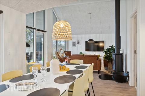 I kan sagtens side 14 personer sammen i sommerhusets opholdsrum, når I besøger luksushus 647 i Fyn og øer.