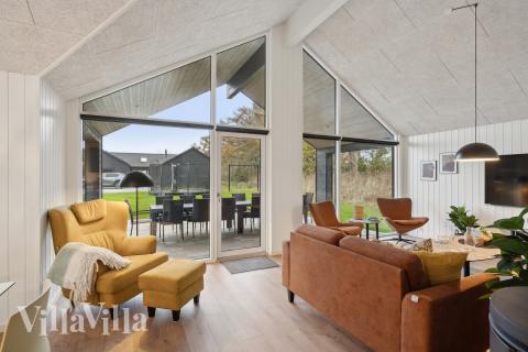 Sofaen i luksushus 647 i Fyn og øer indbyder til brætspil eller at se en film sammen.