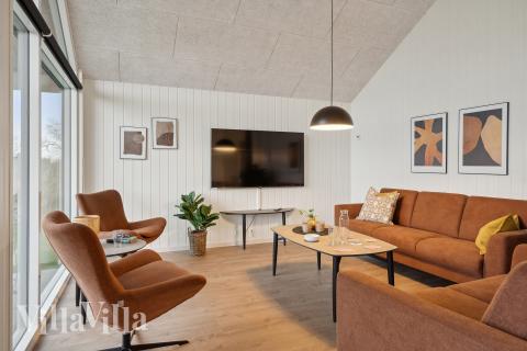 Der er mulighed for hygge i sommerhusets sofaarrangement, når I besøger luksushus nr. 647