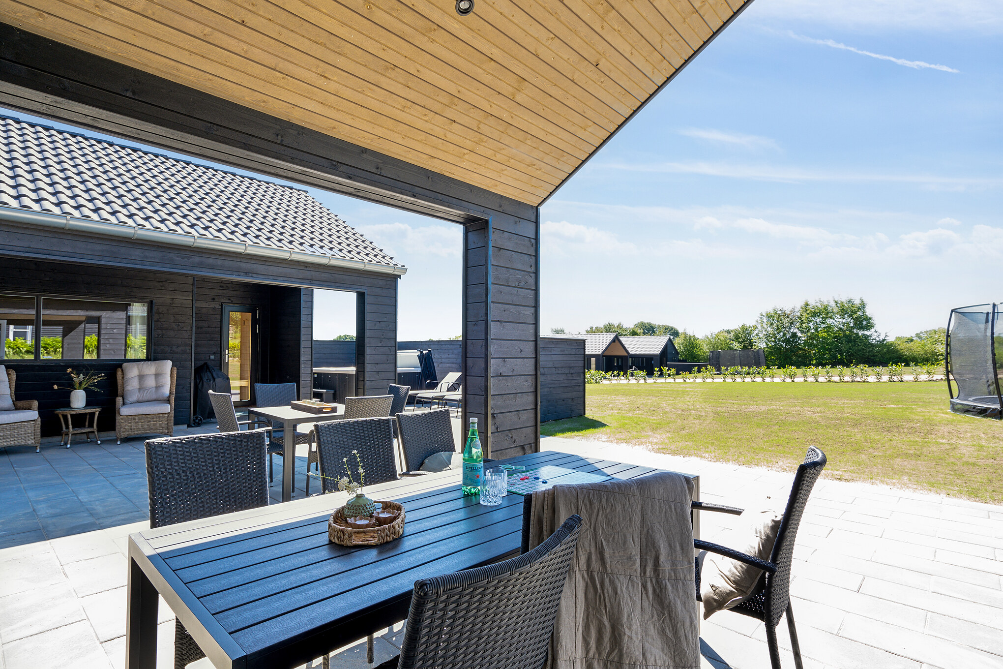 Luksushus nr. 647 har en dejlig terrasse med gode havemøbler til 14 personer.