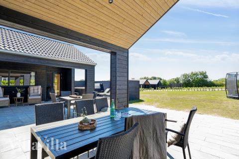 Luksushus nr. 647 har en dejlig terrasse med gode havemøbler til 14 personer.
